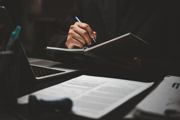 -一枝红杏出墙来-是写什么季节的-